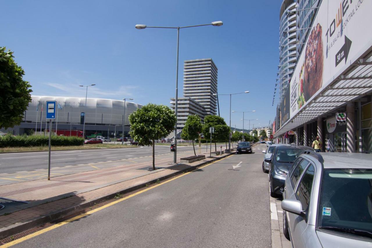 Juls Apartment Next To Football And Hockey Stadium Pressburg Exterior foto